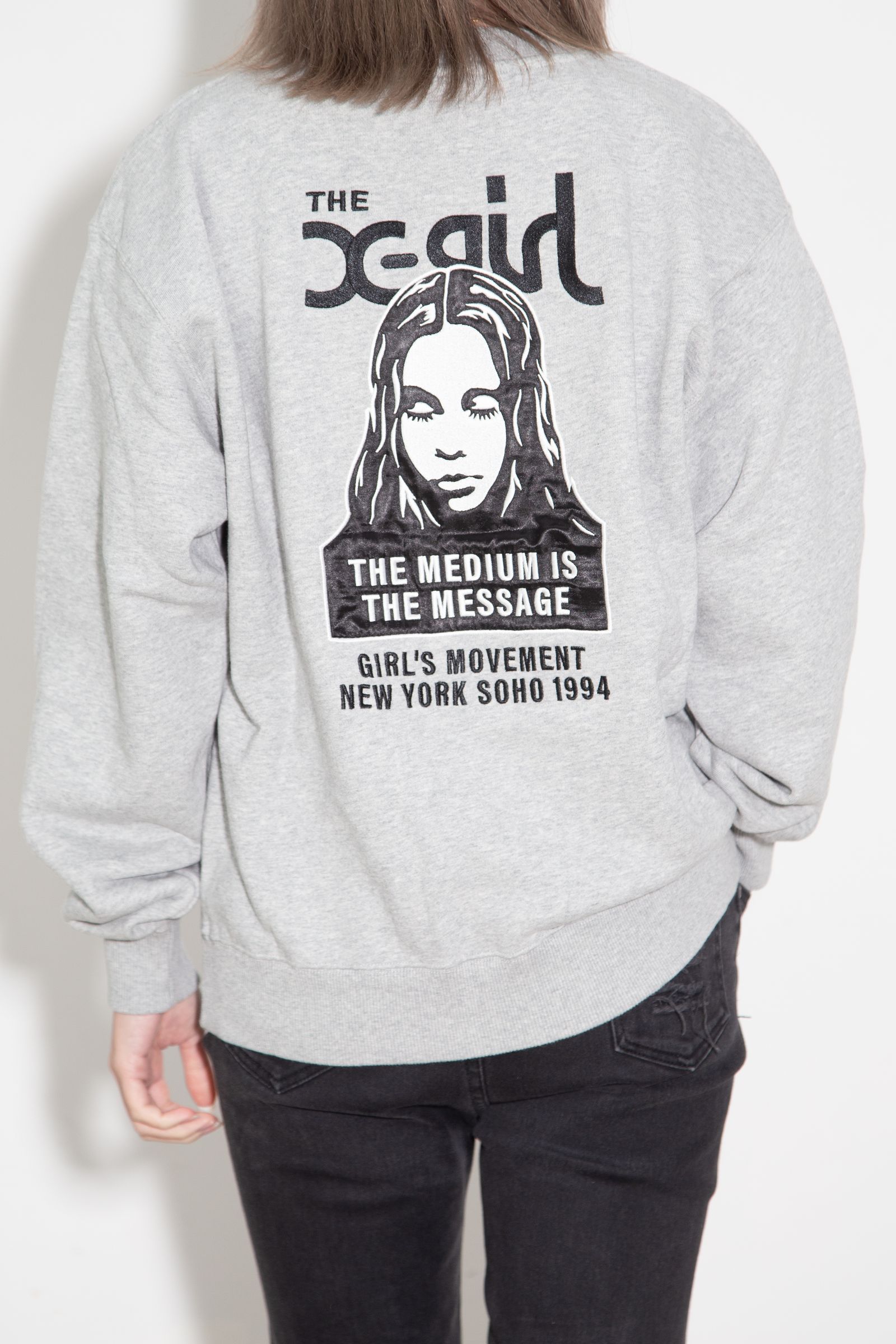 FACE PATCH AND LOGO CREWNECK SWEAT TOP / アッシュ