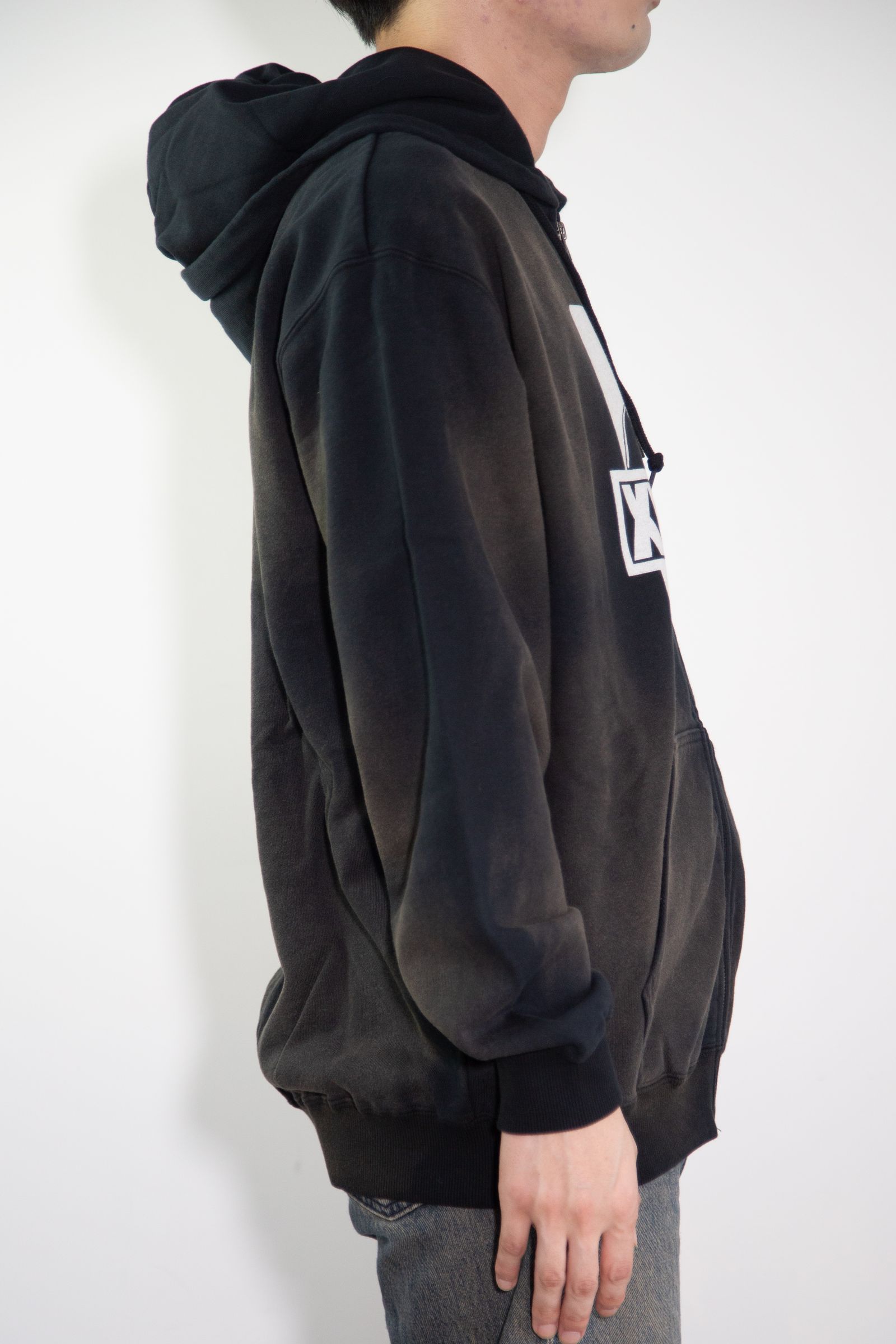DISCHARGE PRINTED OG ZIP HOODED SWEATSHIRT / ブラック