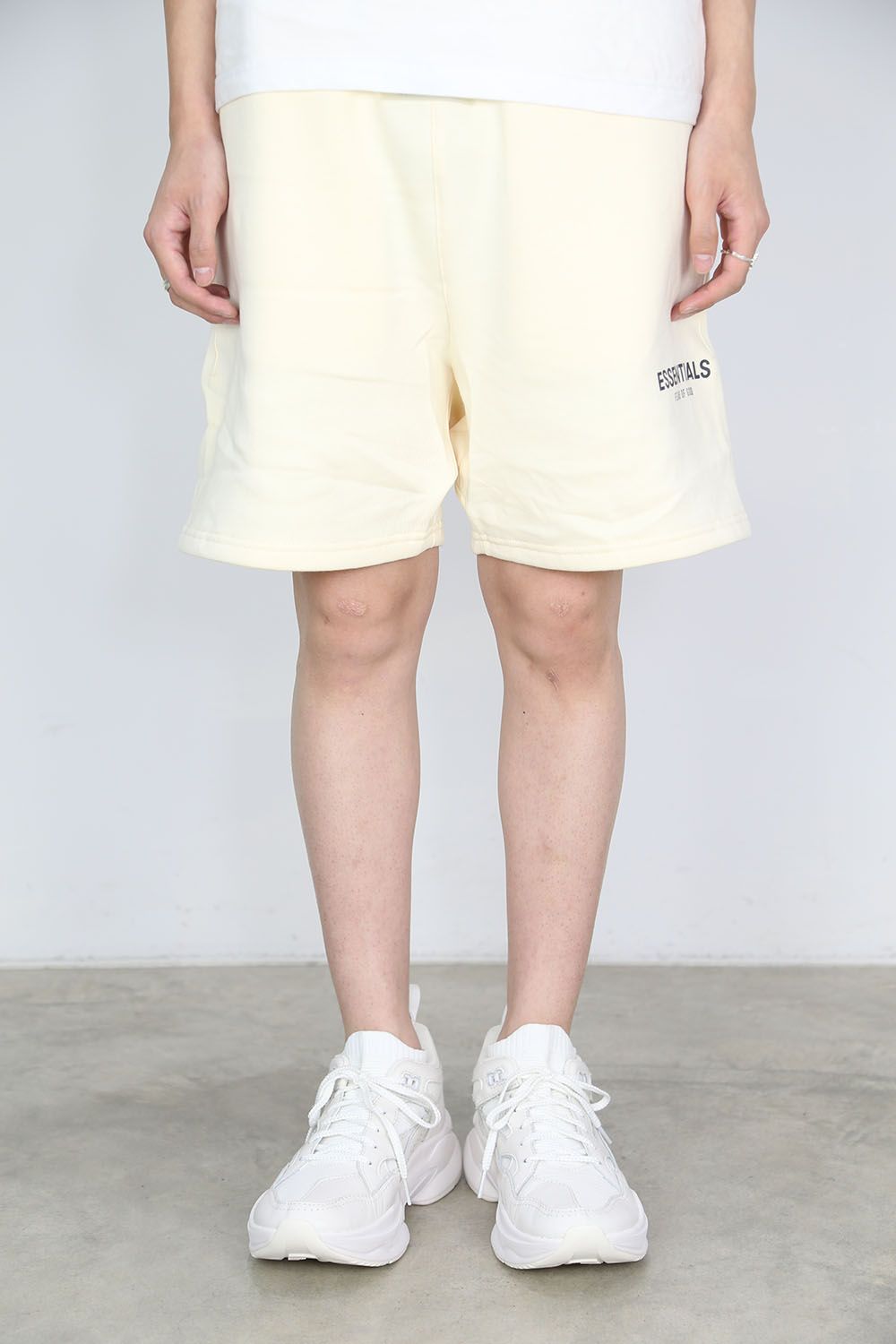 RUBBER TAG PRINT SWEAT SHORTS / クリーム