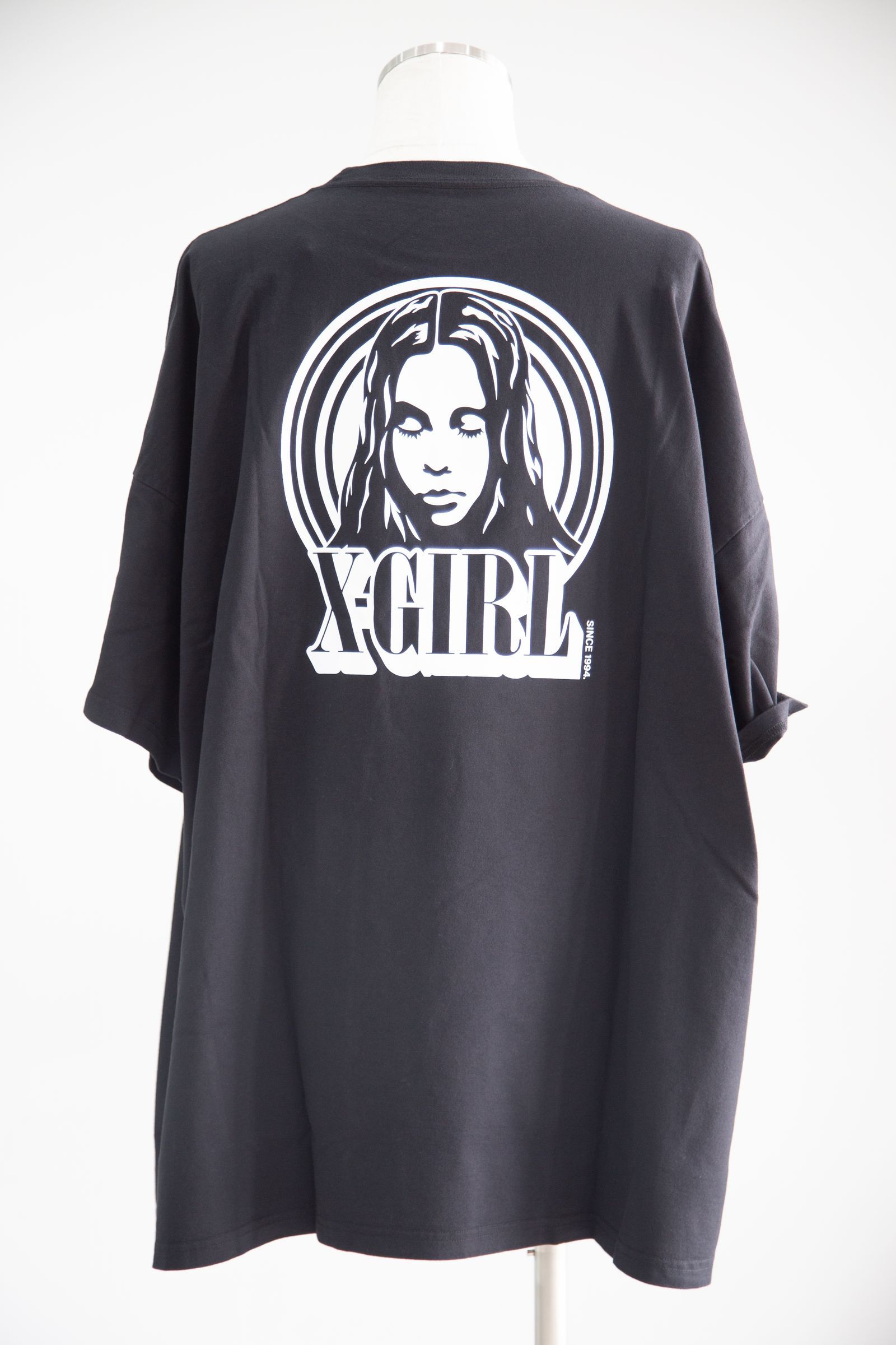 X-girl - CIRCLE BACKGROUND FACE LOGO S/S BIG TEE DRESS