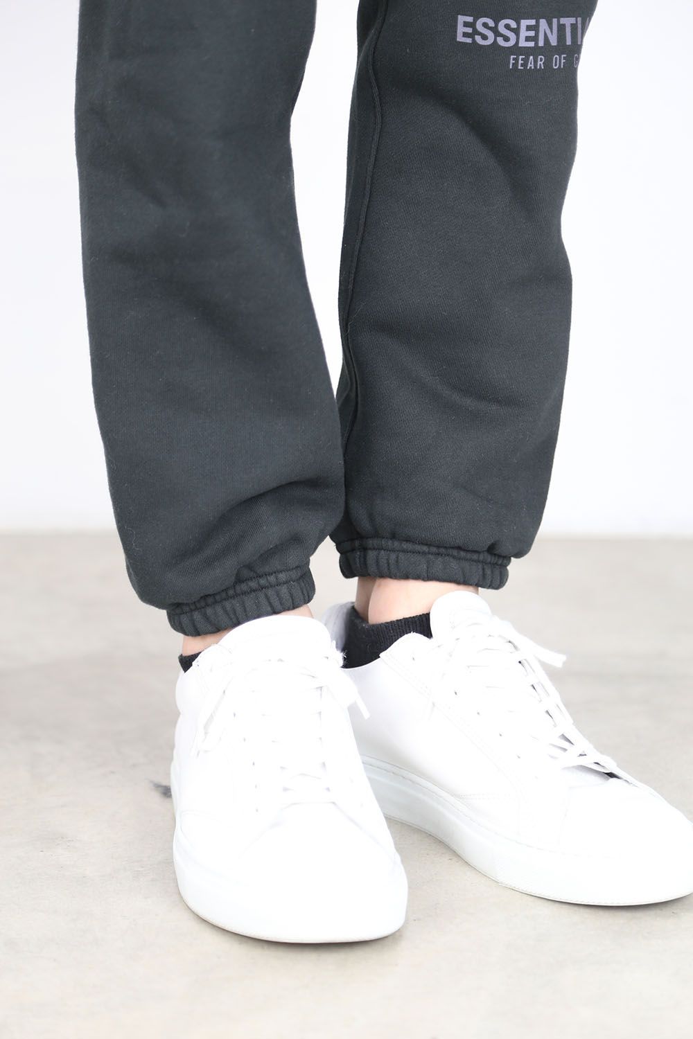 FOG ESSENTIALS - FRONT LOGO REFLECTOR SWEAT PANTS / ブラック FOG ESSENTIALS - FRONT LOGO REFLECTOR SWEAT PANTS / ブラック