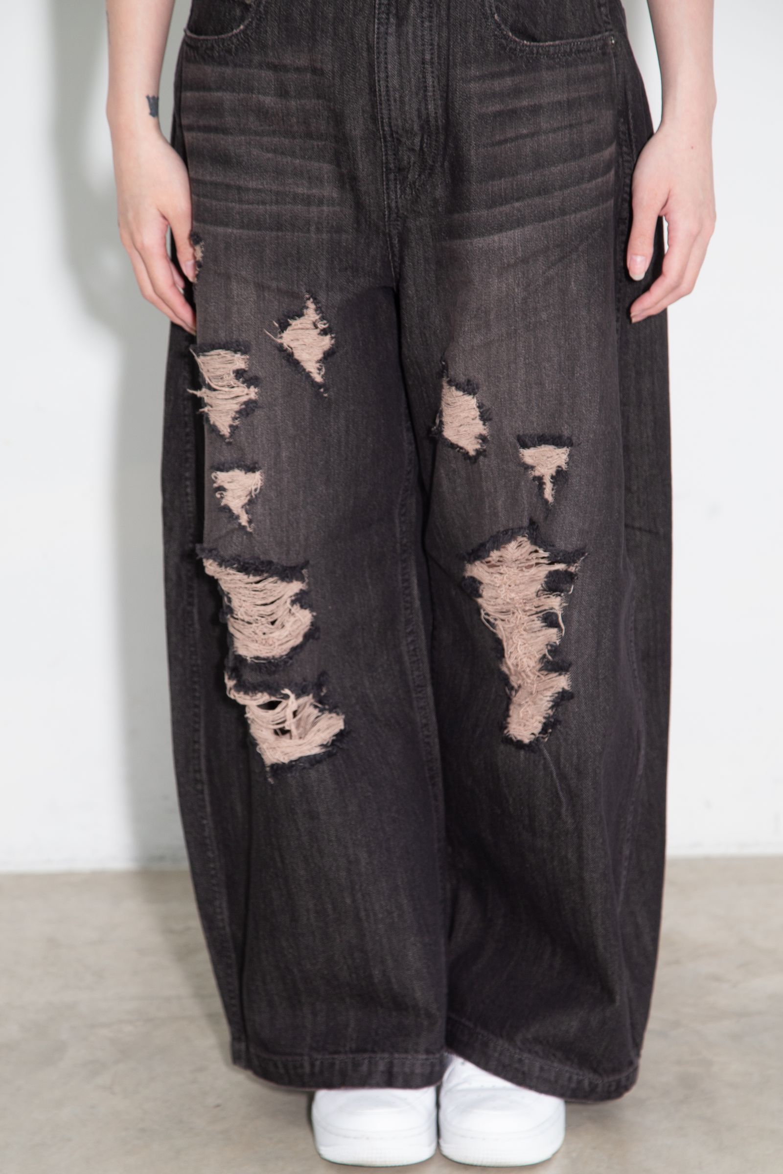 DISTRESSED BAGGY DENIM PANTS / ブラック