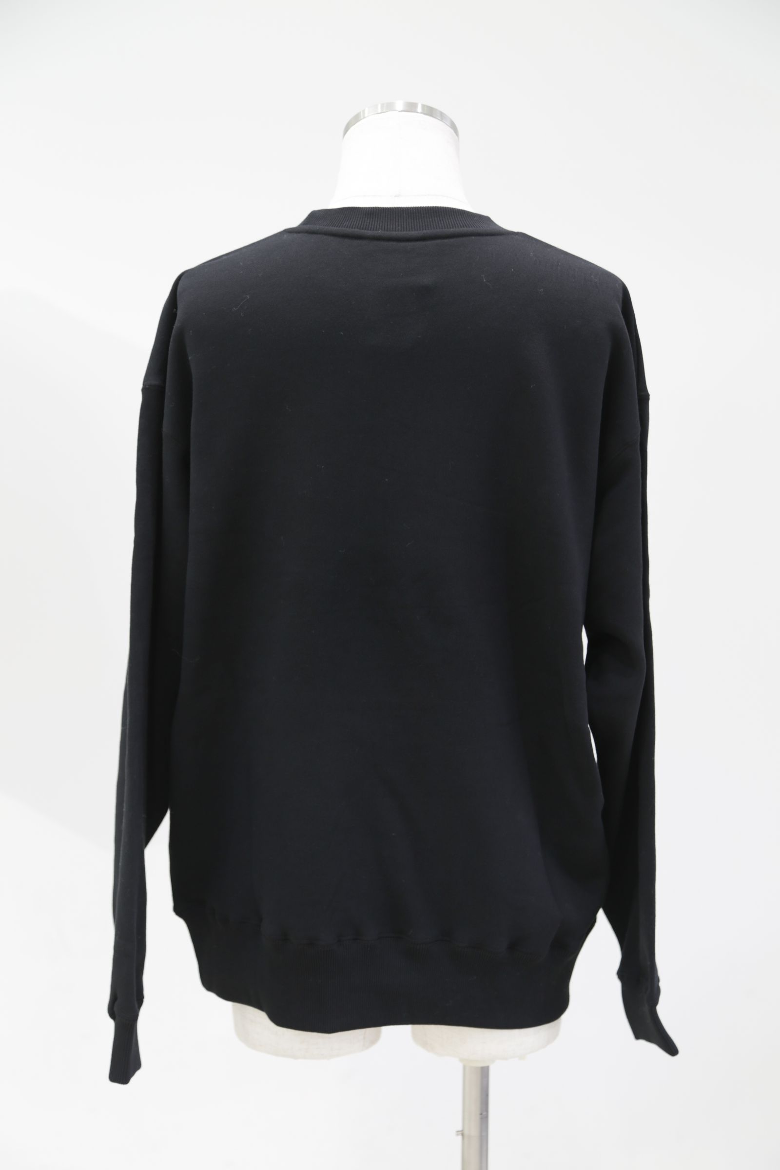 METALLIC DISTORTION LOGO SWEAT TOP / ブラック