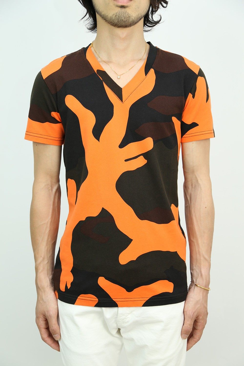 ビビットカラーの"CAMO"柄で遊ぶスタイル