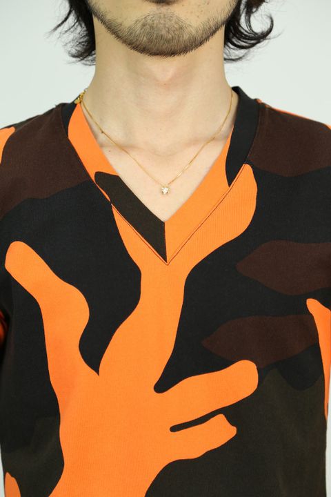 ビビットカラーの"CAMO"柄で遊ぶスタイル