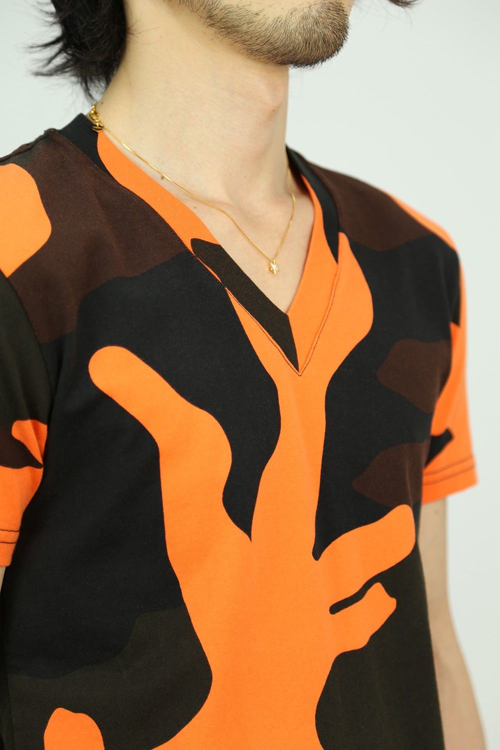 ビビットカラーの"CAMO"柄で遊ぶスタイル