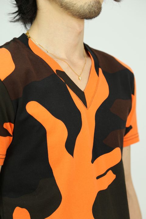 ビビットカラーの"CAMO"柄で遊ぶスタイル