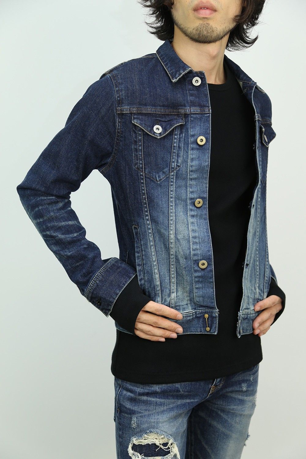 FACTOTUM JEANS の新作カットソーを上手く利用したレイヤードスタイル