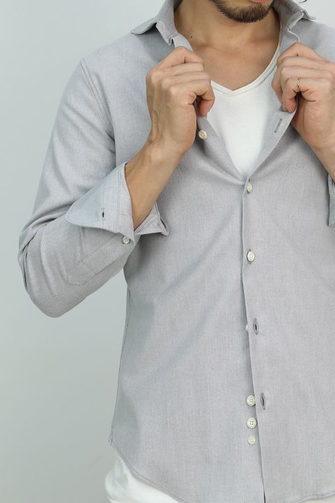 上品なシャツをラフに着こなした洗練されたシャツスタイル