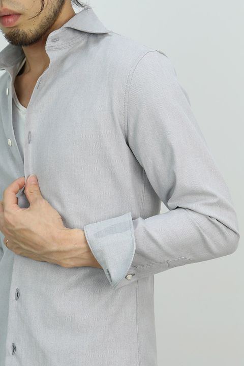 上品なシャツをラフに着こなした洗練されたシャツスタイル