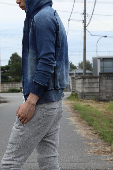休日のリラックススタイルも、ポイントのオシャレは必須です