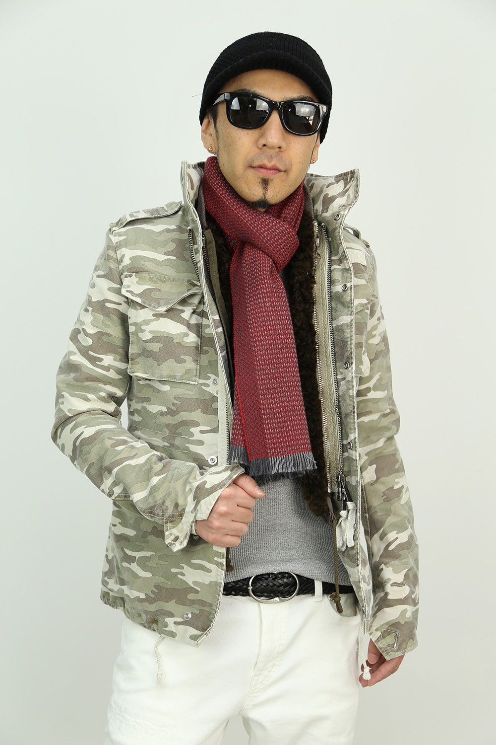 淡いカモ柄が印象的な M-65 で、上質な男臭さを演出したスタイリング