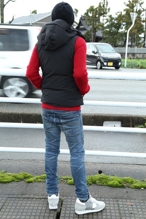 冬のコーデに使える赤ニットスタイル