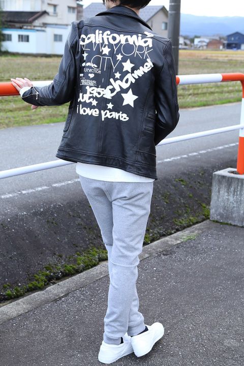 ストリート感を意識したレザースタイル