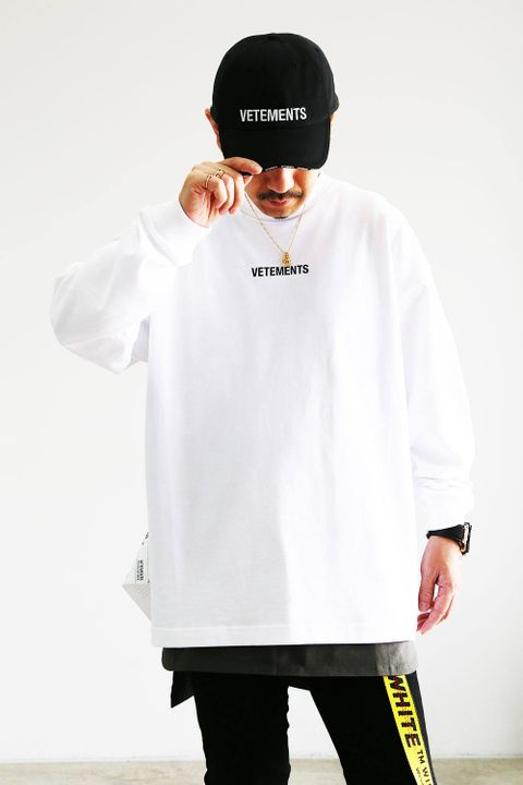 VETEMENTS ロゴコーデ