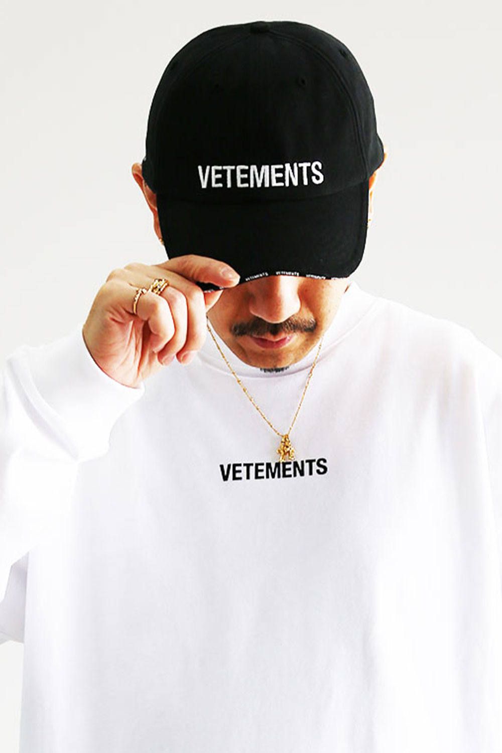 VETEMENTS ロゴコーデ