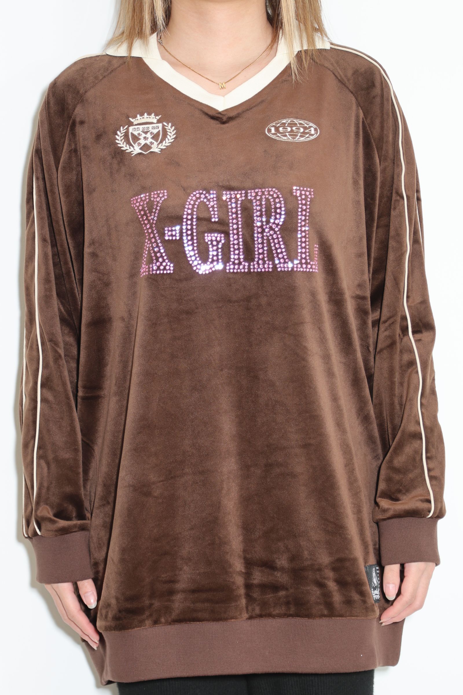 RHINESTONE LOGO VELOUR GAME SHIRT DRESS / ブラウン