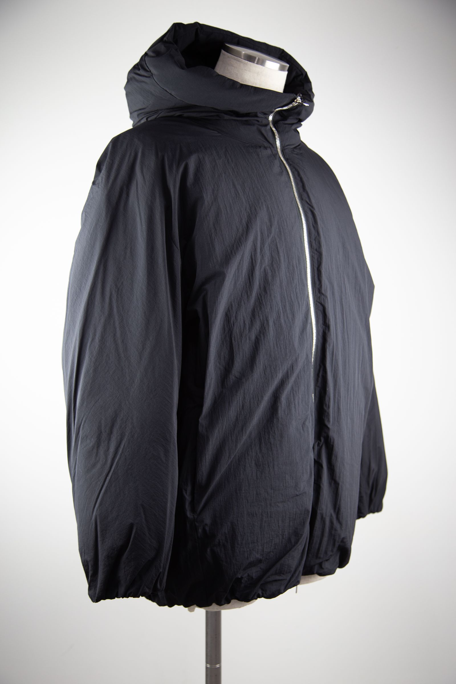 ATTACHMENT - NY TAFFETA HOODED DOWN JACKET / ブラック 