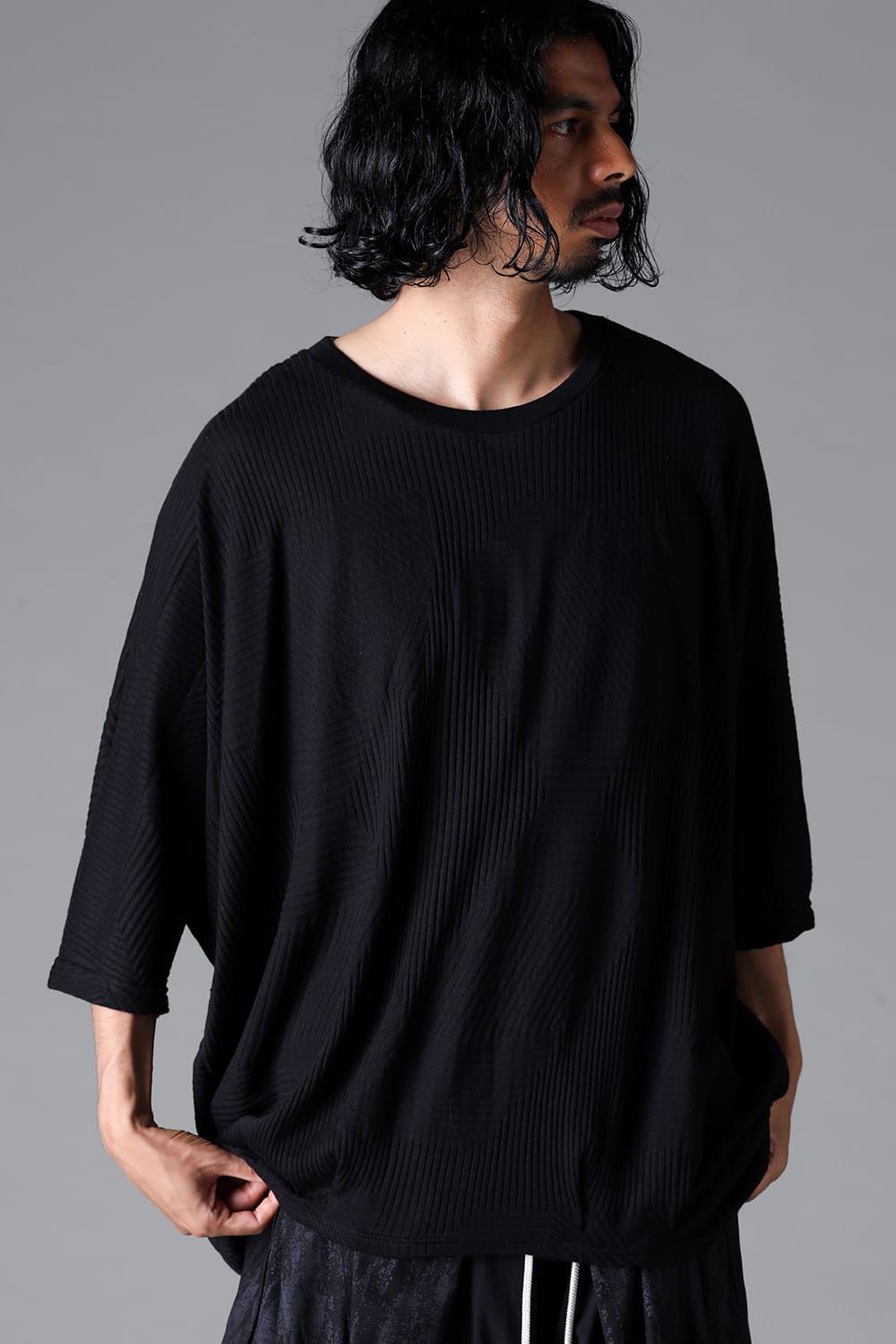 DEFORMED STRIPE PATTERN DOLMAN TEE / ブラック