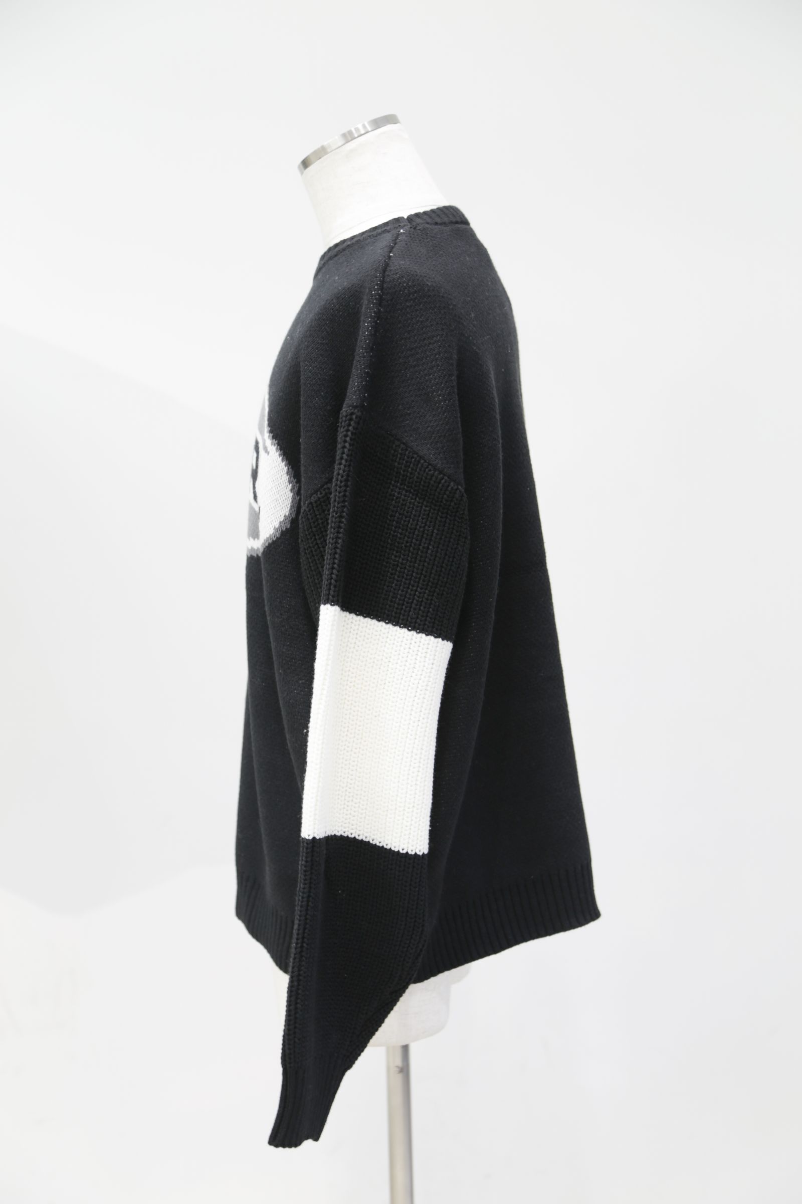 ［ラスト1点］BICOLOR OVAL LOGO JACQUARD KNIT TOP / ブラック