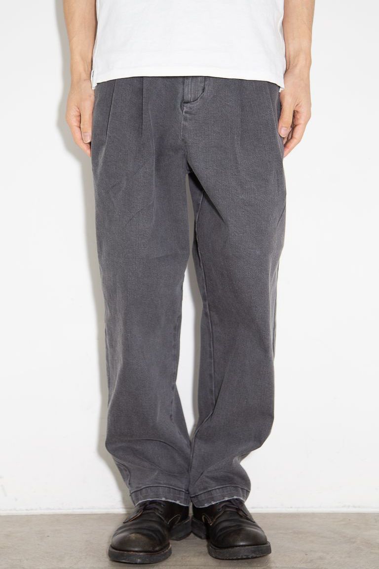 SUPIMA CO STRETCH DENIM BELTED TAPERED FIT TROUSERS / ダークグレー