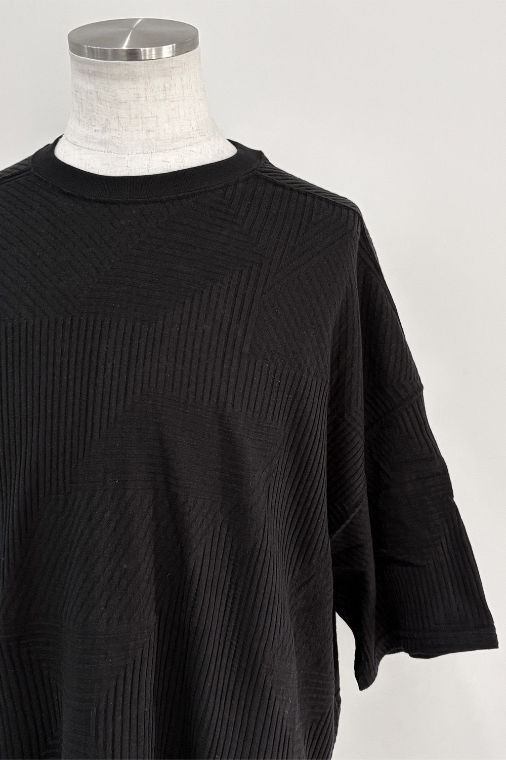 DEFORMED STRIPE PATTERN JUMBO TEE / ブラック