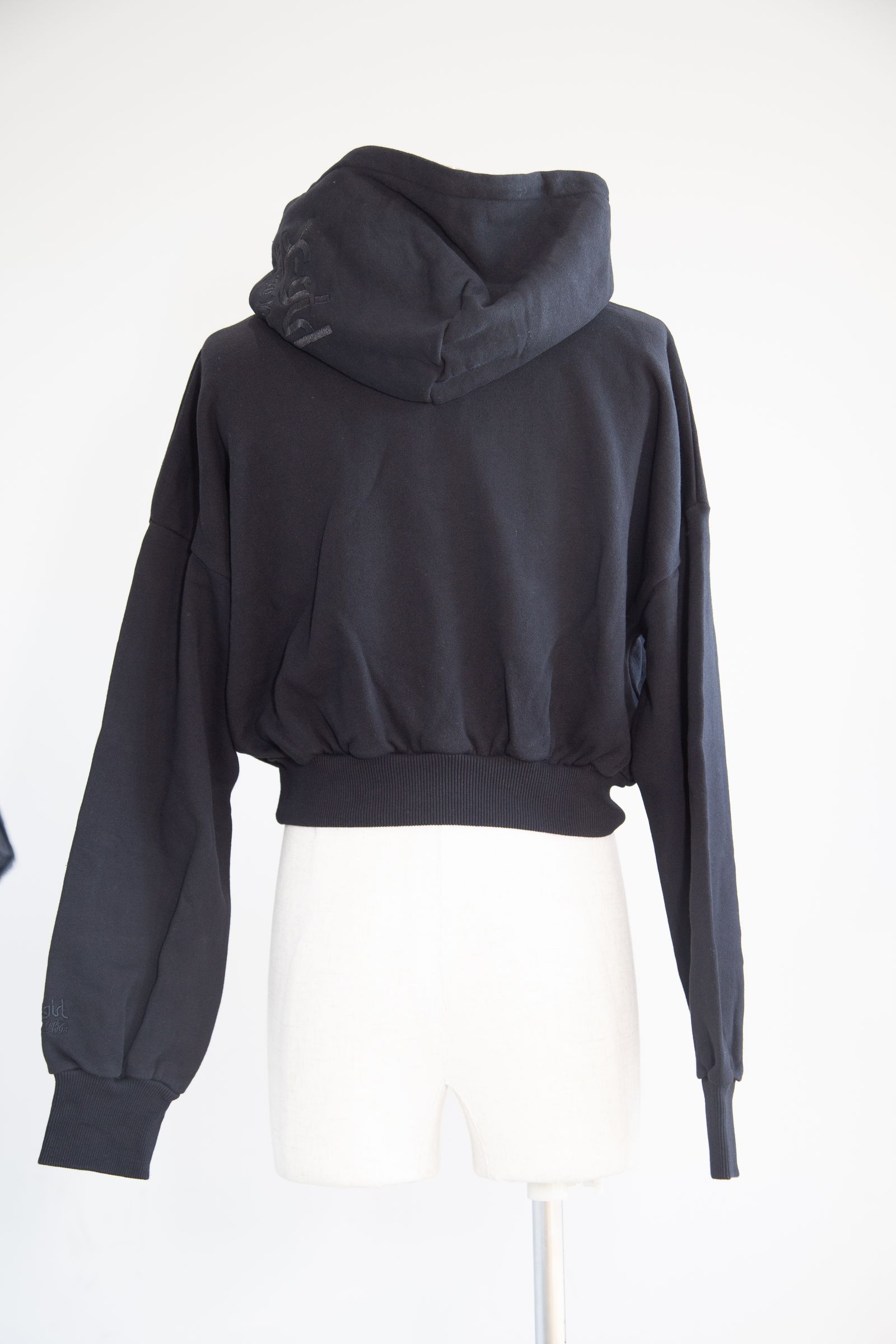 X-girl - EMBROIDERED MILLS LOGO COMPACT SWEAT HOODIE / ブラック ...