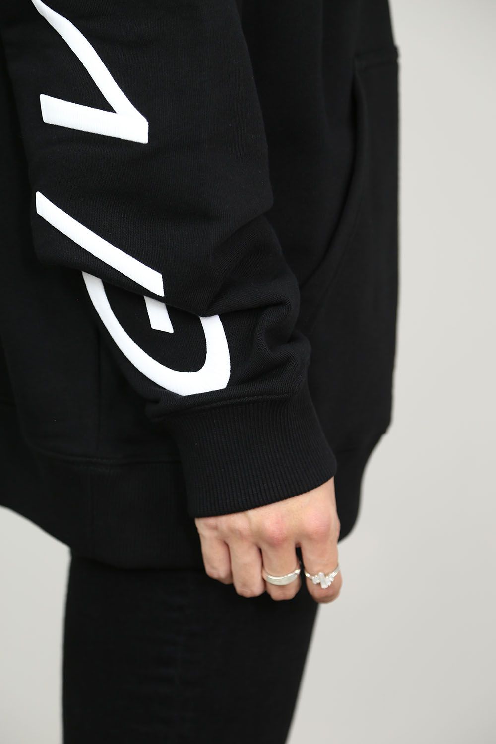 GIVENCHY - GIVENCHY LOGO HOODIE / ブラック | Tempt