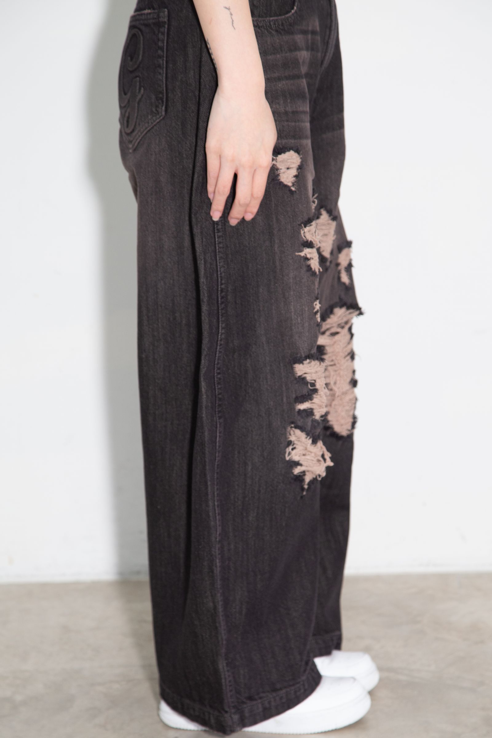 DISTRESSED BAGGY DENIM PANTS / ブラック