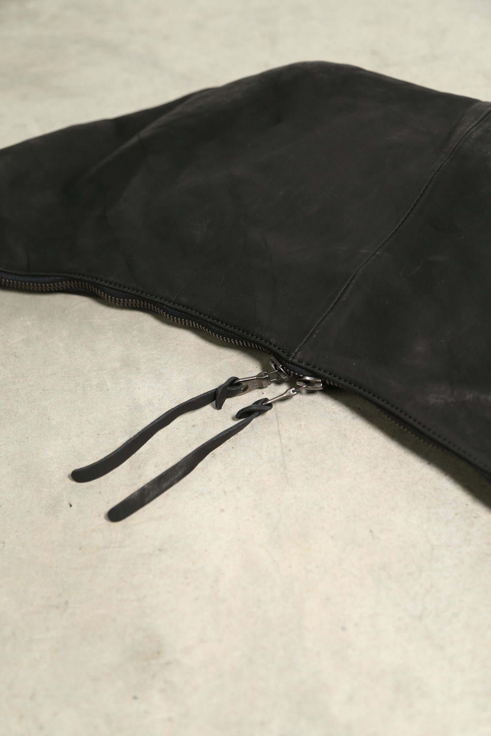 [9月〜10月入荷予定] DOUBLE SHOULDER GARMENT-DYED SHOULDER BAG / ブラック