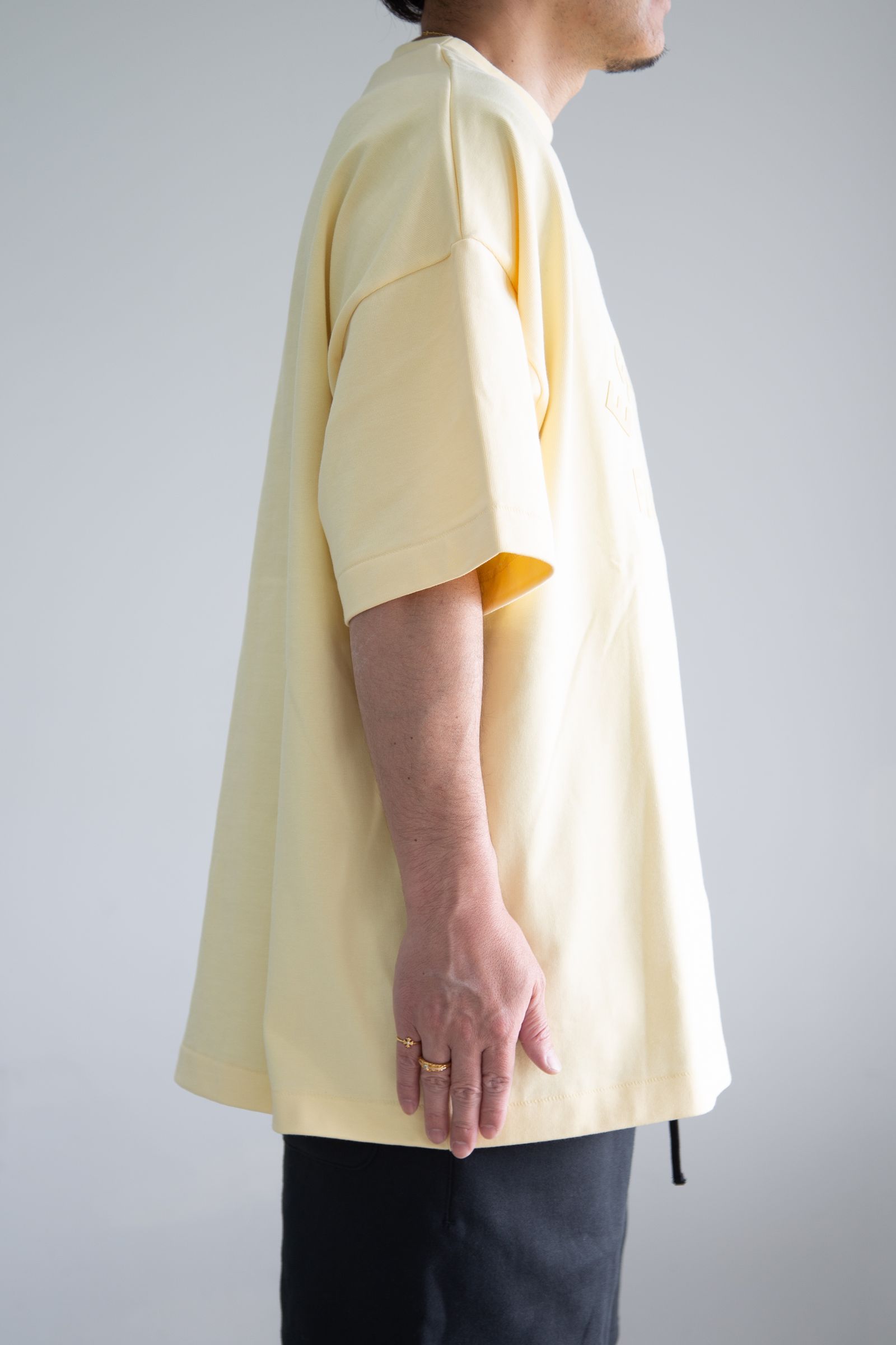 FOG ESSENTIALS - 24SS FRONT LOGO SS TEE / ガーデンイエロー