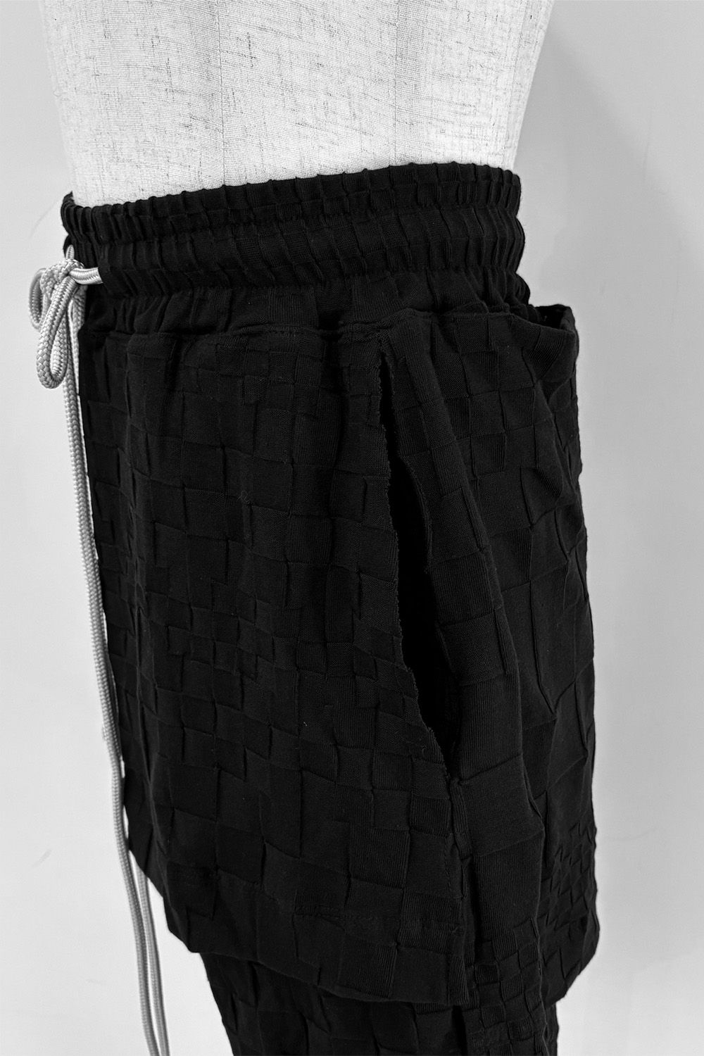 GRADIENT PLAID PATTERN LAYERED SHORTS / ブラック