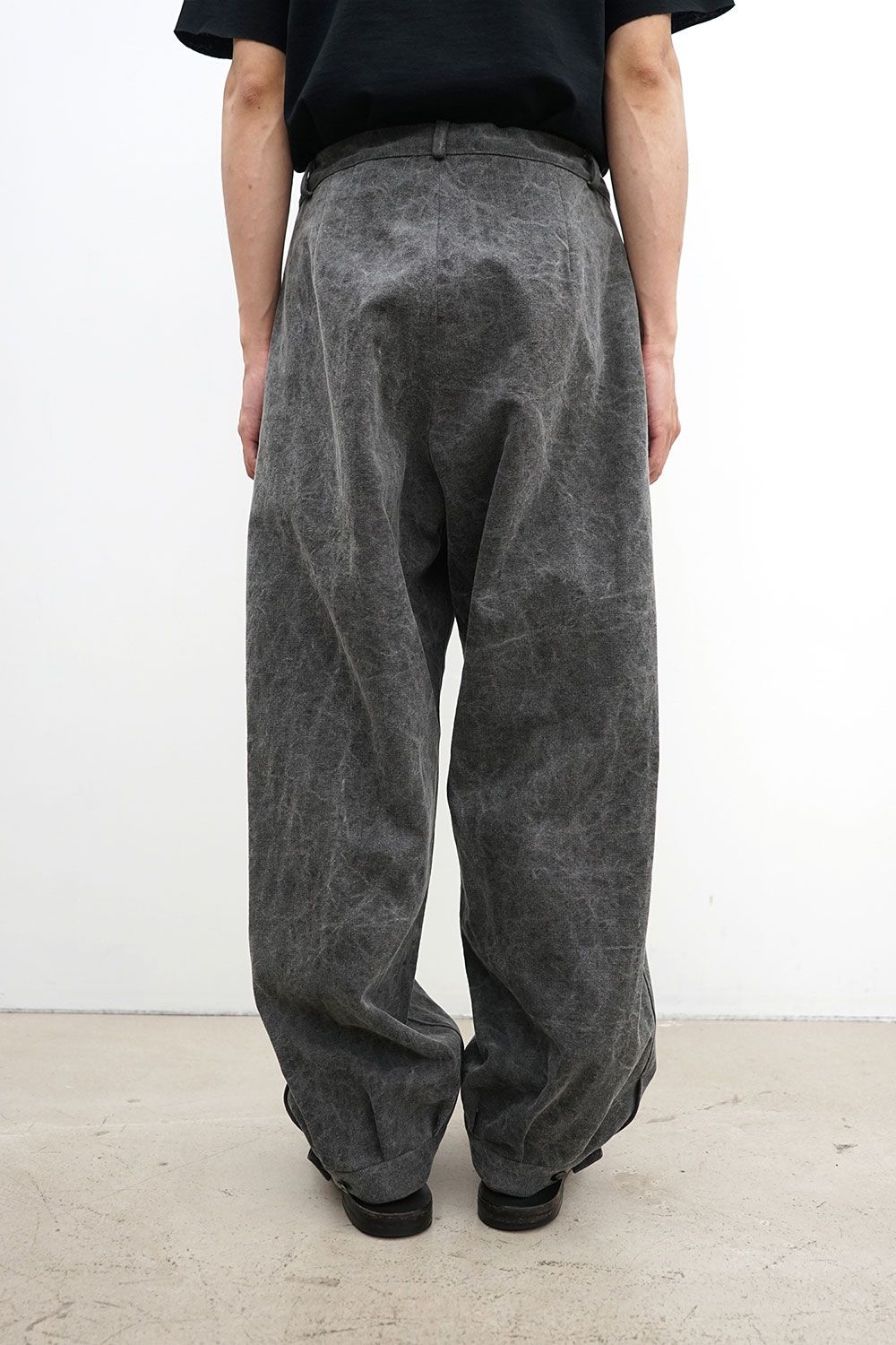 kujaku - Tucked Hem Pants with Button Closure / チャコール
