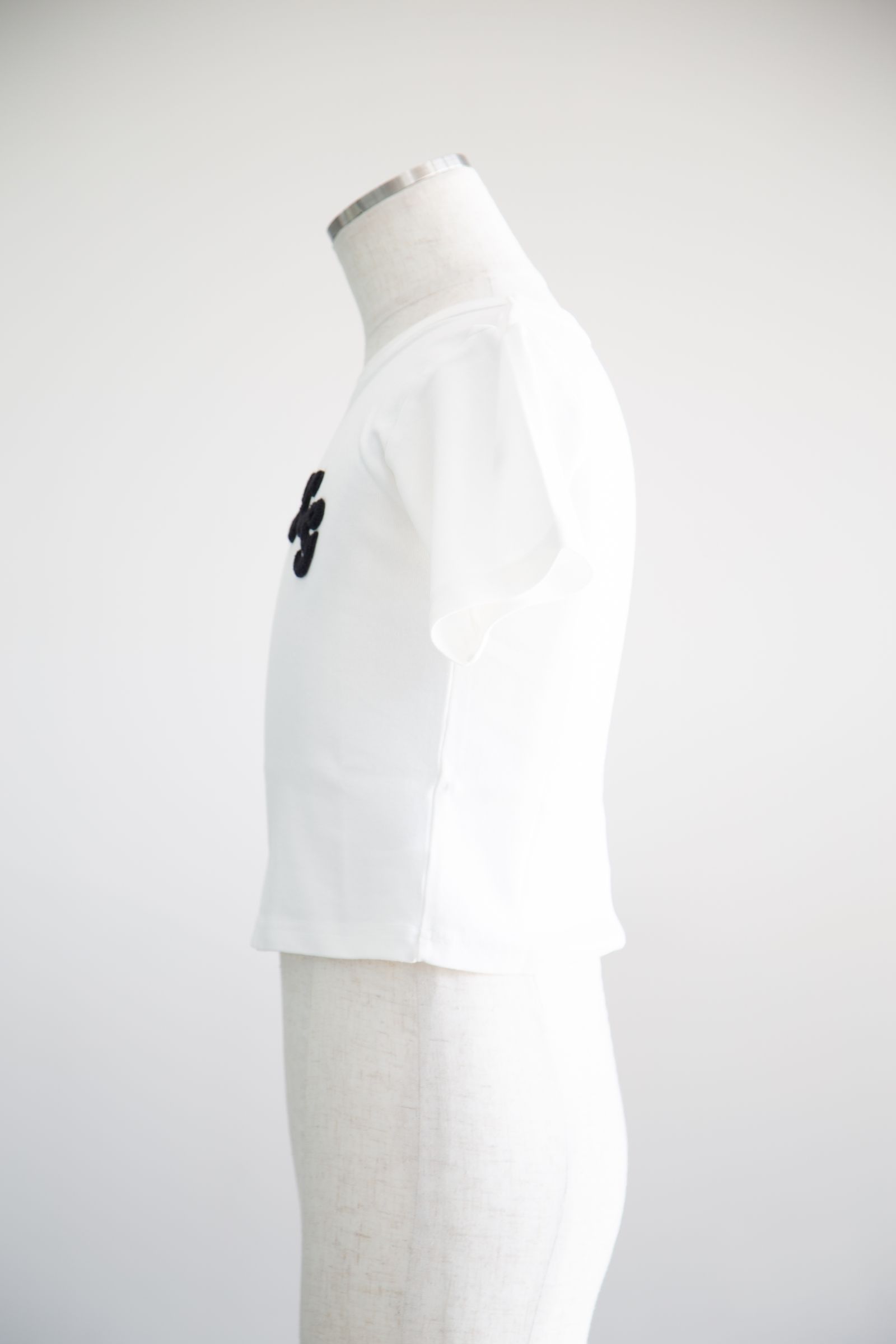CHENILLE EMBROIDERED LOGO S/S TOP / ホワイト
