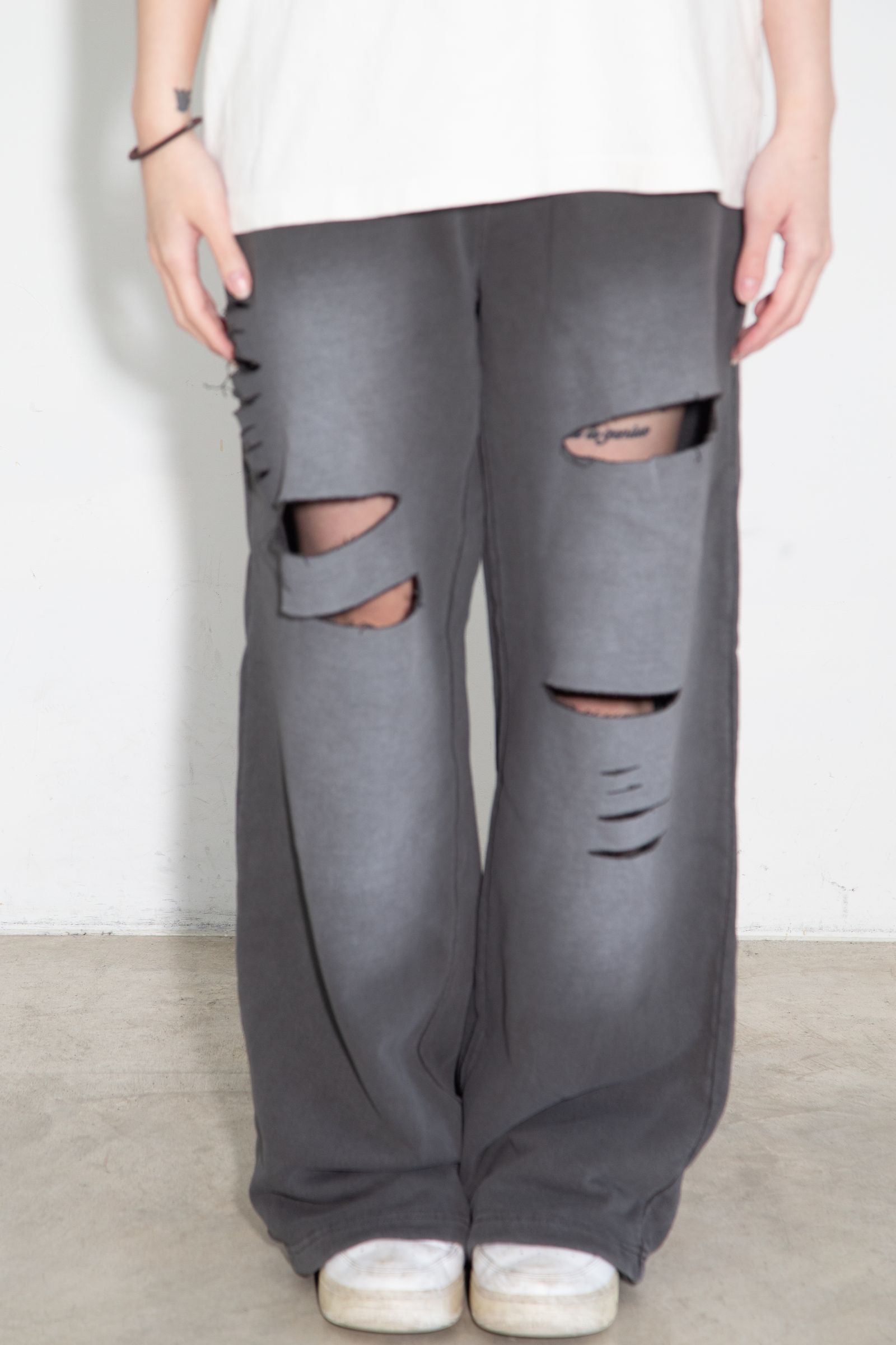 DISTRESSED SWEATPANTS / ブラック