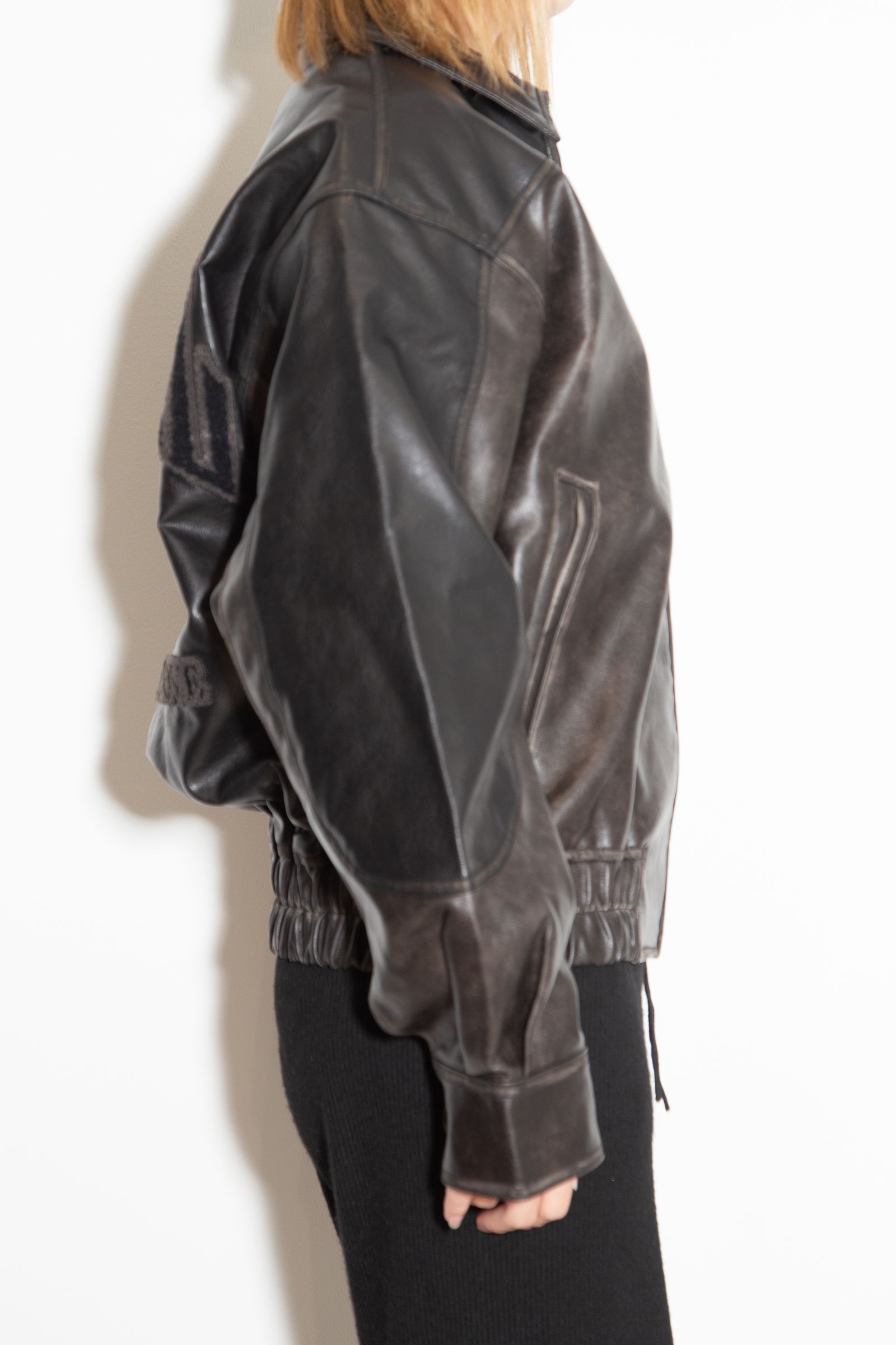 FAUX LEATHER LOGO PATCH JACKET / ブラック