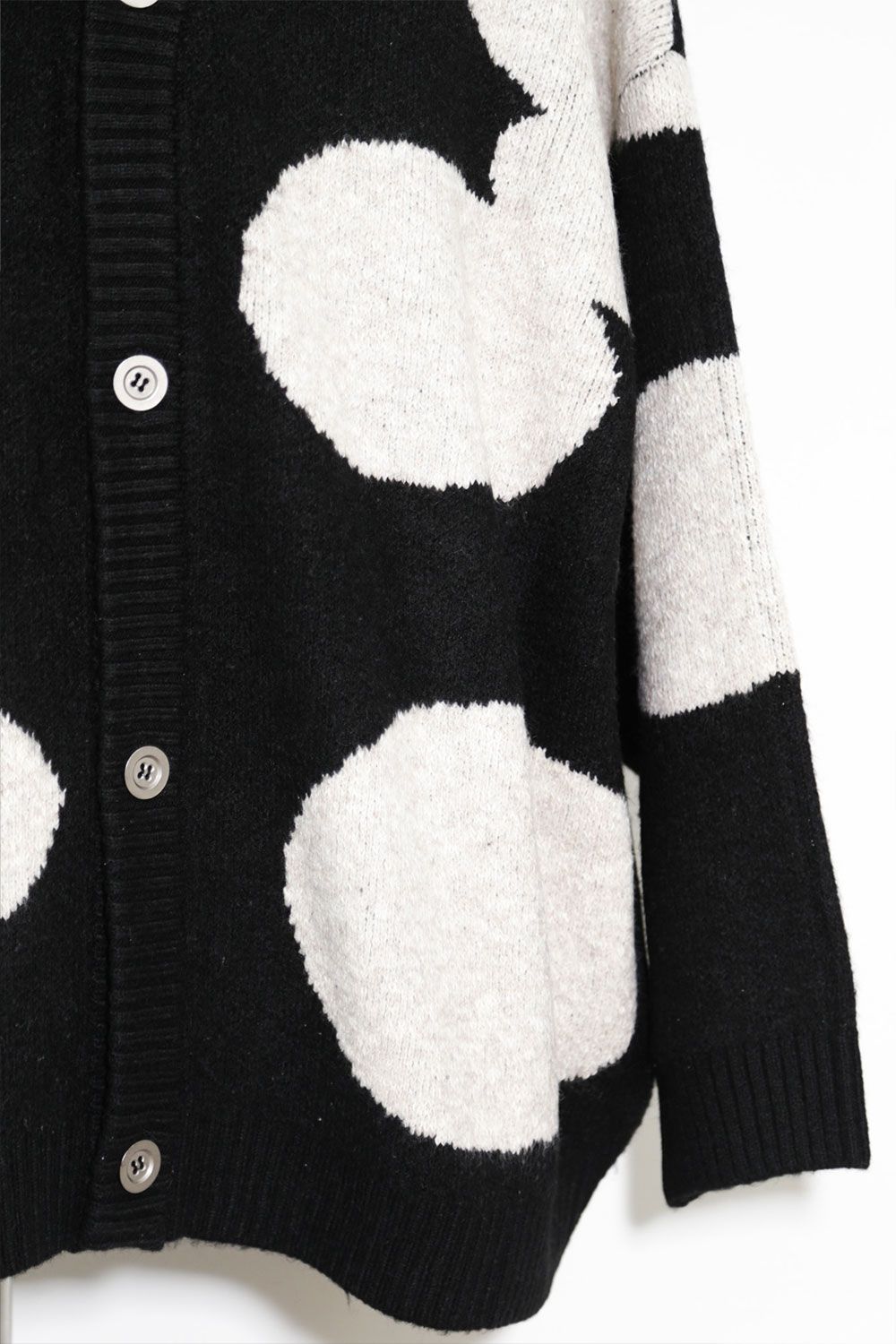 ドット模様オーバーサイズカーディガン / Polka Pattern Knit Cardigan / ブラック×ベージュ / ag-8010
