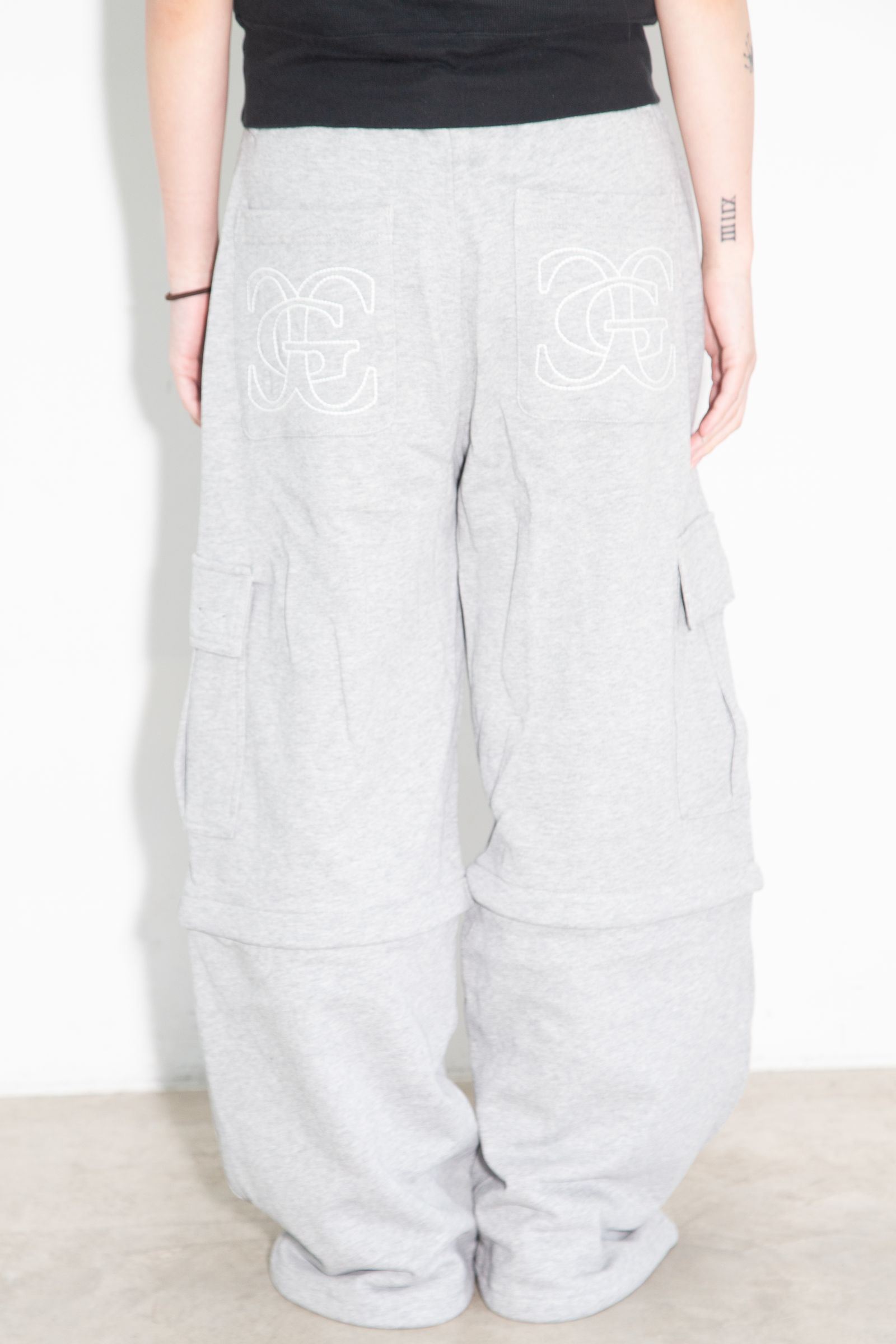 [ラスト1点 サイズM] EMBLEM POCKET 2WAY BUGGY SWEATPANTS / アッシュ