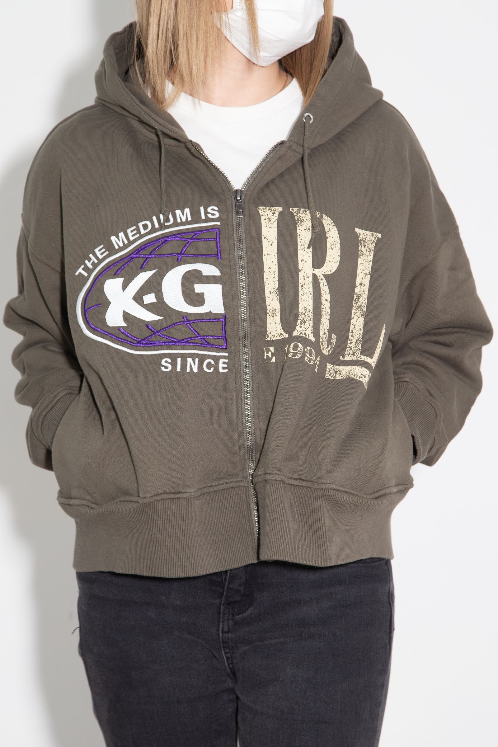 ［ラスト1点 サイズM］PANELED GRAPHIC ZIP UP SWEAT HOODIE / オリーブ