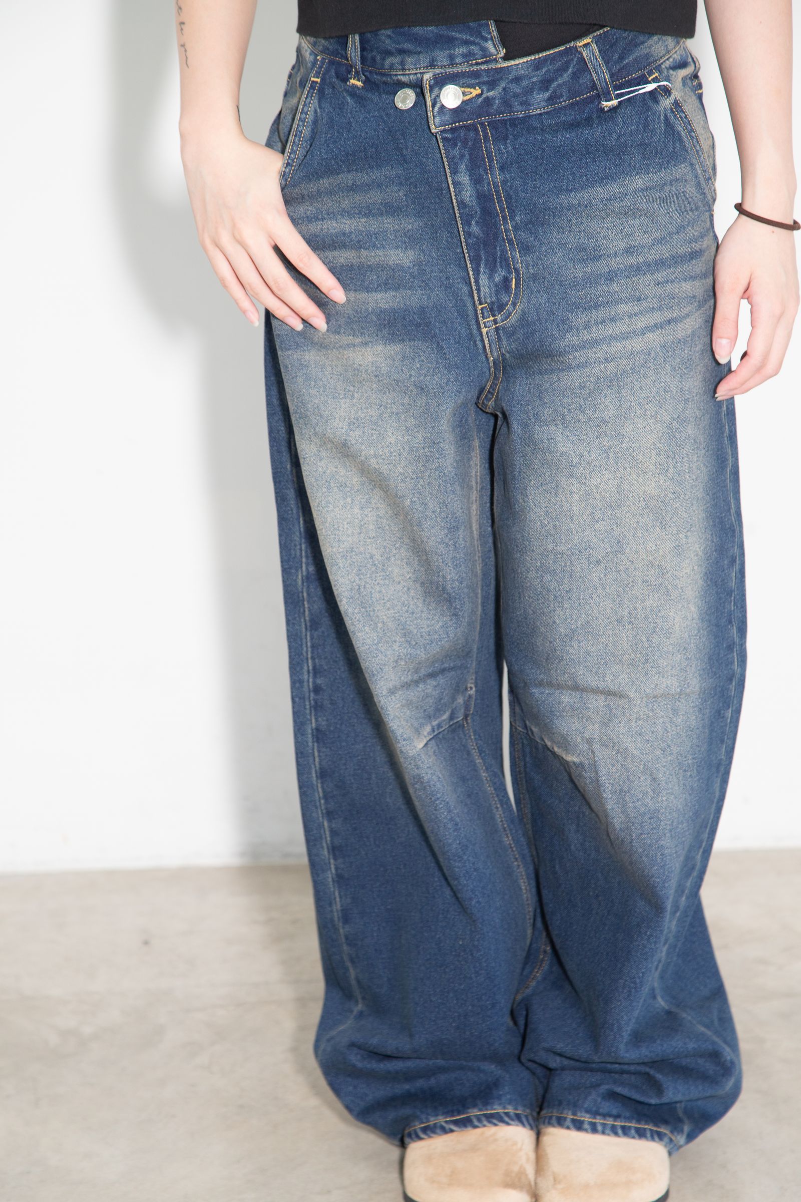 EMBLEM POCKET ASYMMETRIC WAIST DENIM PANTS / インディゴ