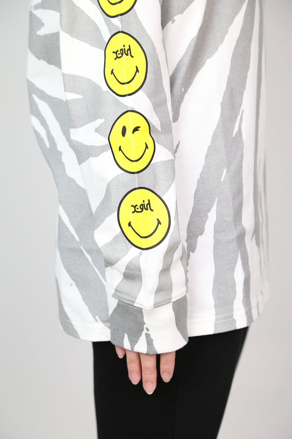 X-girl - 【X-girl × CHINATOWN MARKET】SMILEY(R) L/S TEE / グレー