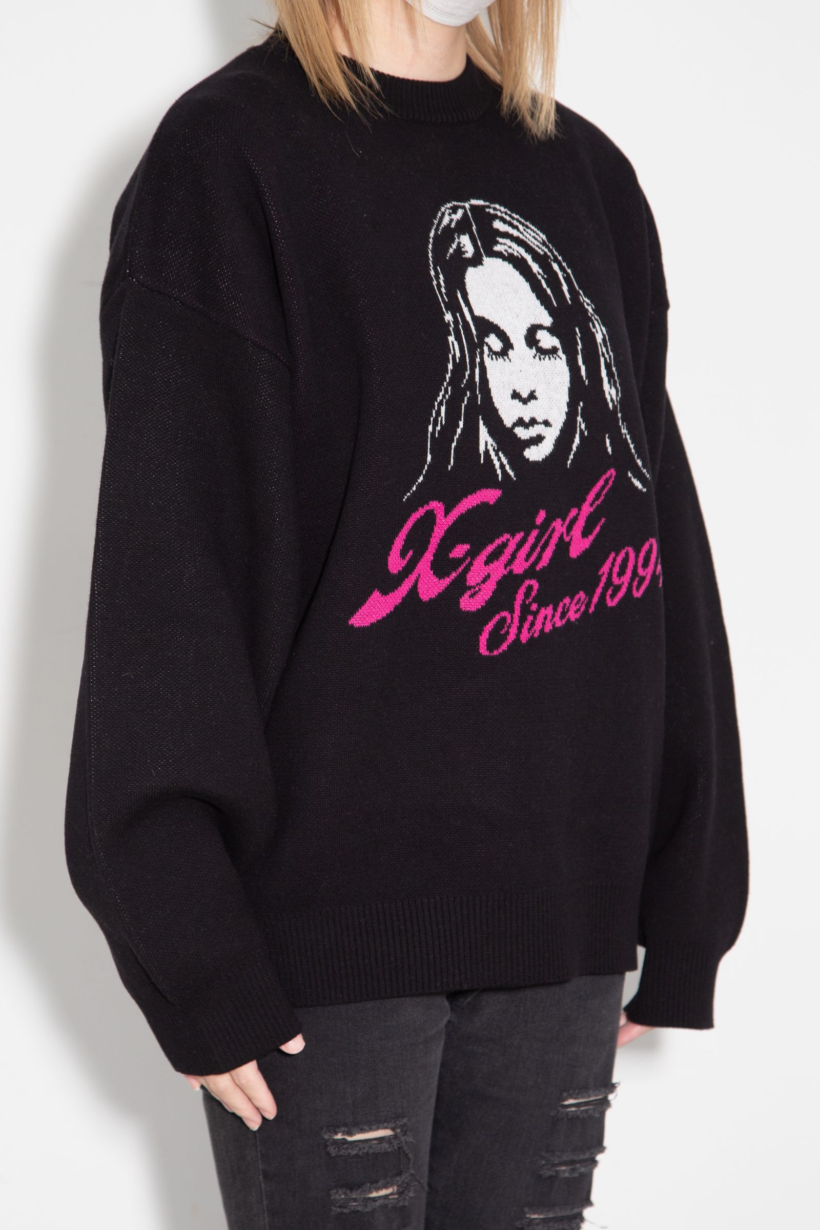 CURSIVE LOGO AND FACE JACQUARD KNIT TOP / ブラック