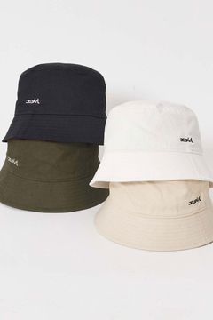 BASIC BUCKET HAT.