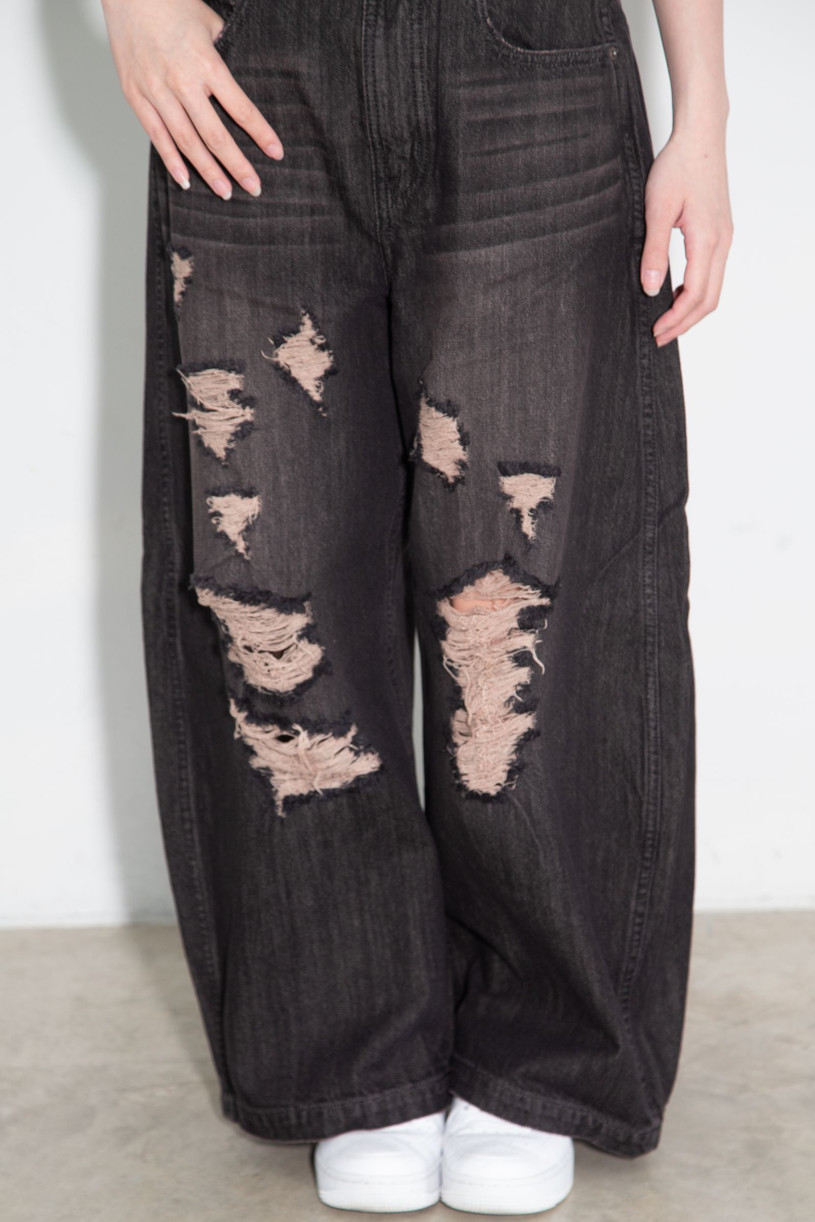 DISTRESSED BAGGY DENIM PANTS / ブラック