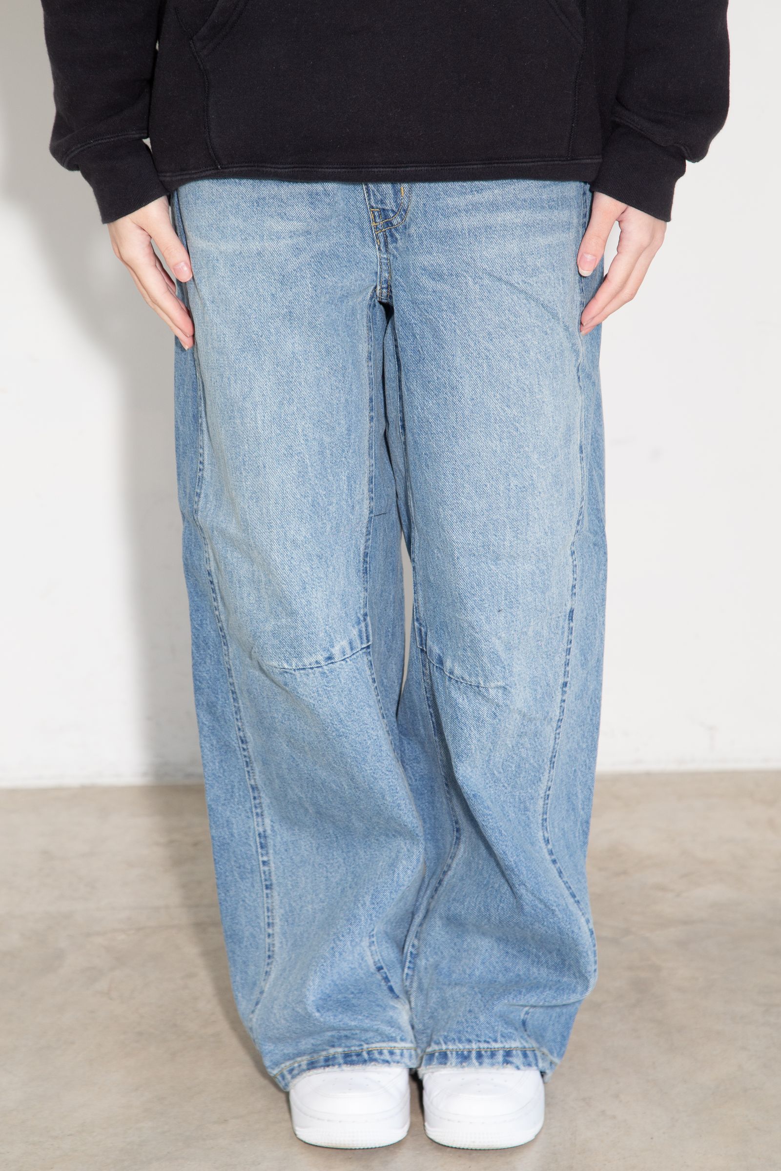 ASYMMETRIC WAIST BARREL LEG DENIM PANTS / ライトインディゴ