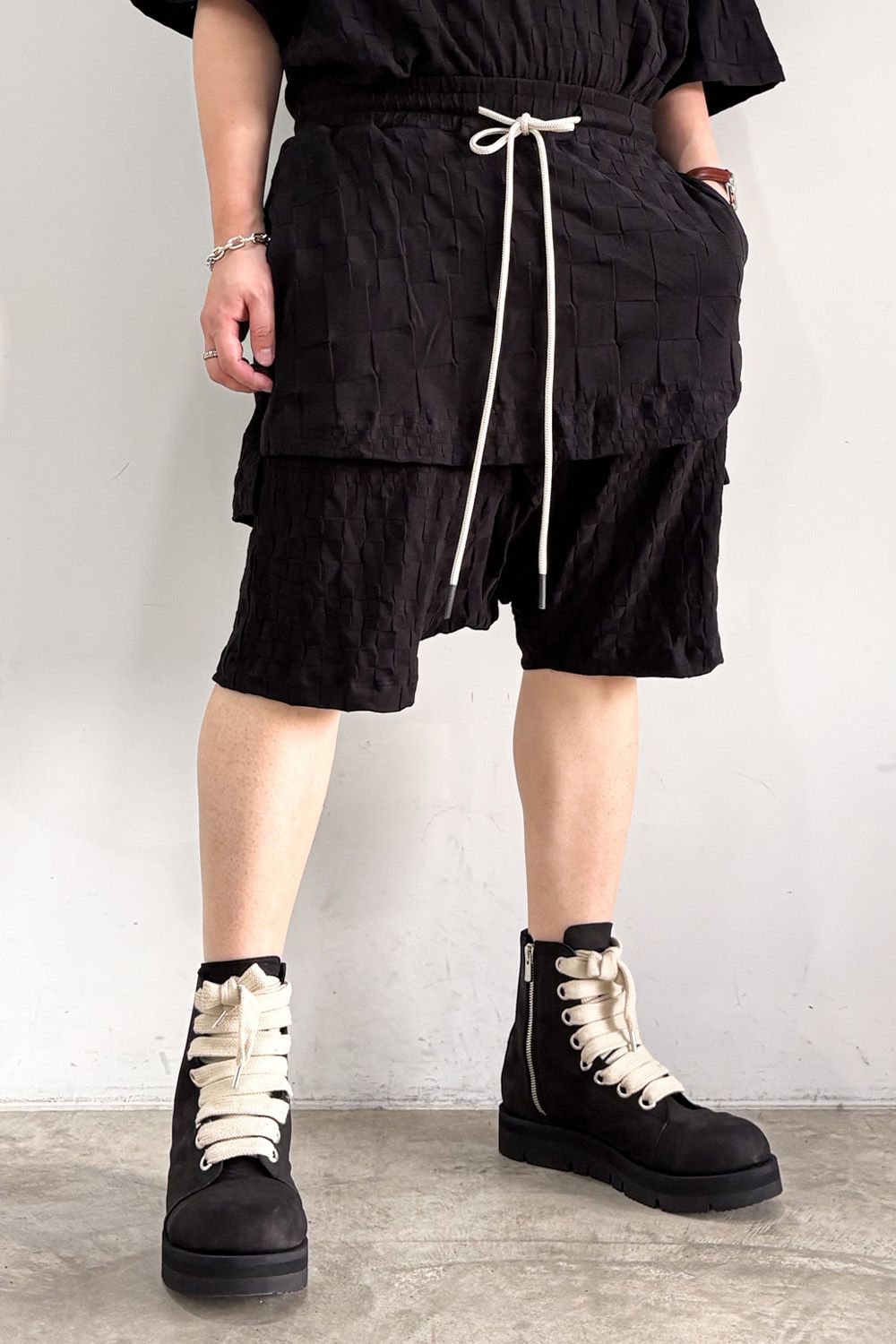 GRADIENT PLAID PATTERN LAYERED SHORTS / ブラック