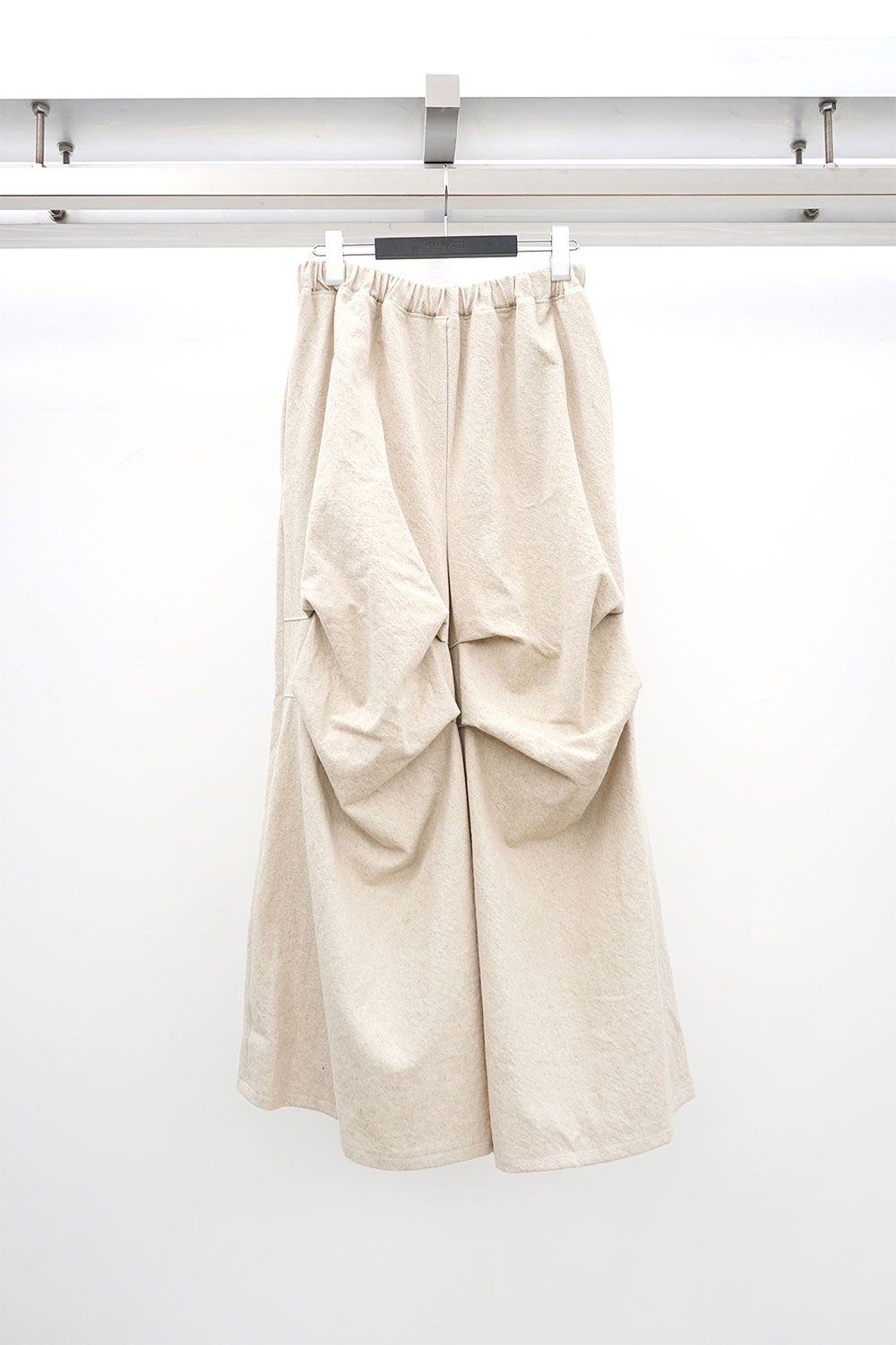 Knee-Tucked Easy Pants / ナチュラル