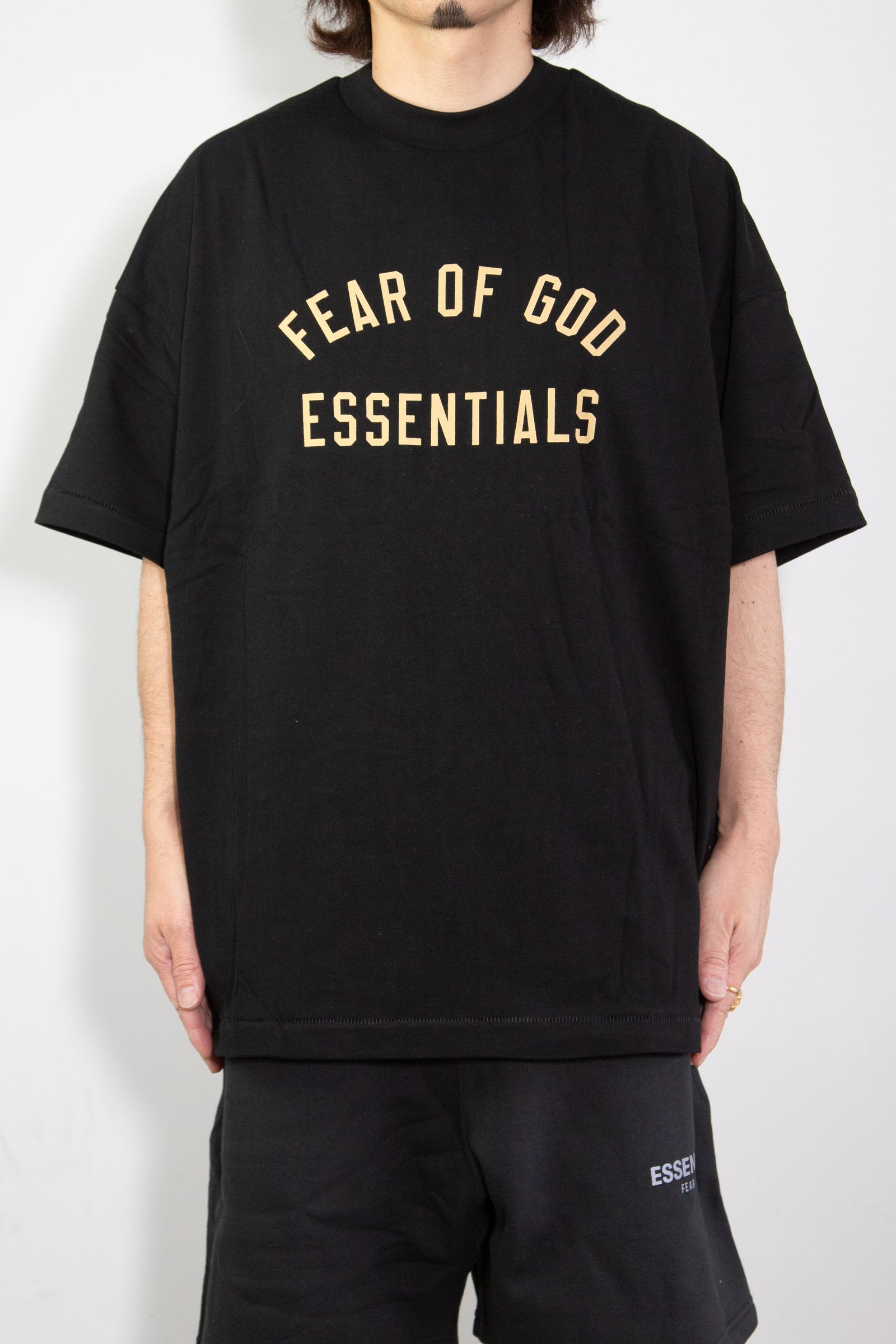 FOG ESSENTIALS - 24FW ARCH LOGO SS TEE / ブラック | Tempt