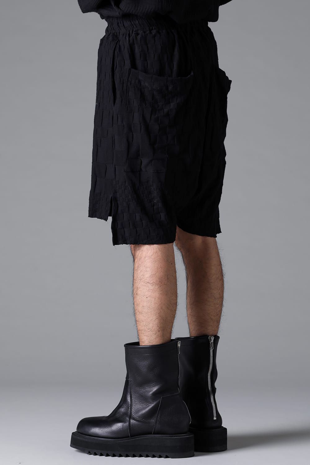 GRADIENT PLAID PATTERN SHORTS / ブラック