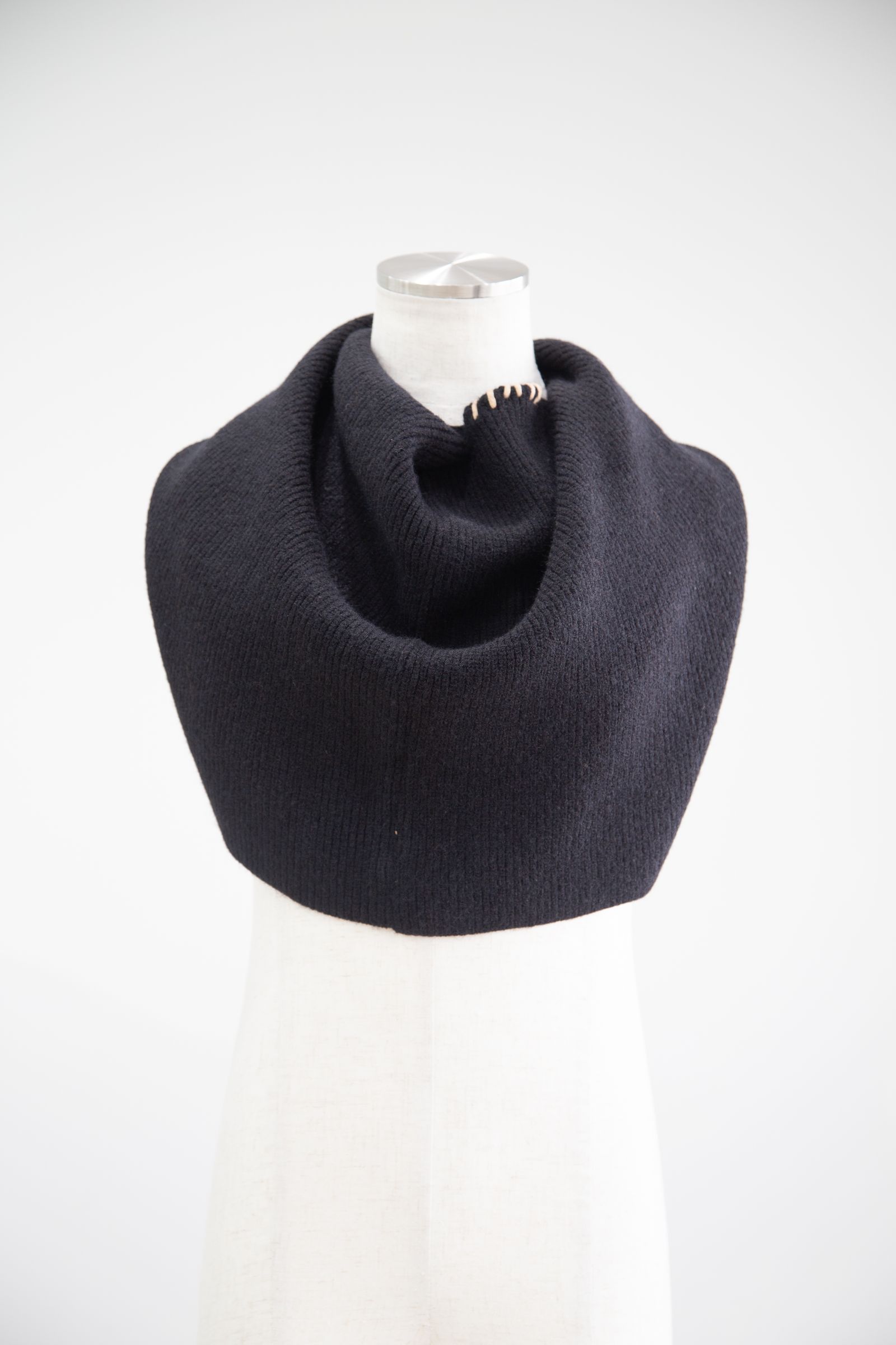 LOOPING KNIT CAPE / ブラック
